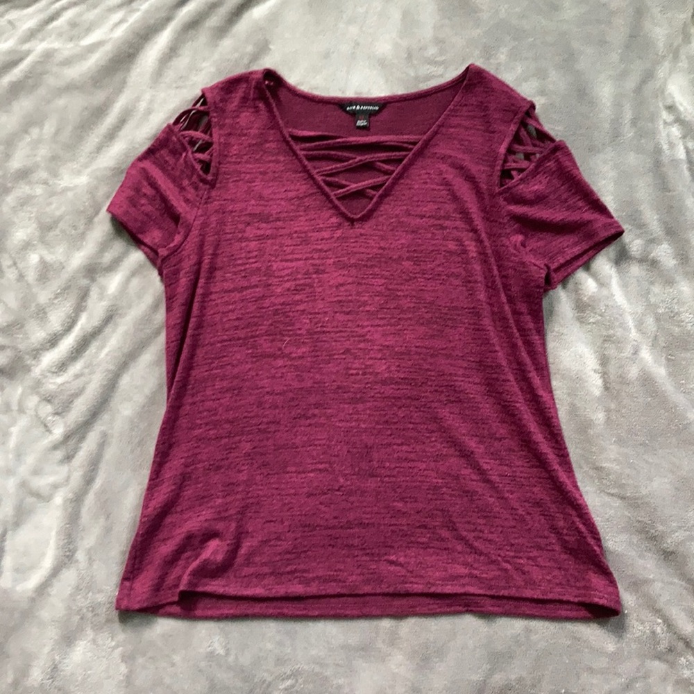 Burgundy short-sleeved cut-out shoulder shirt